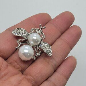 Bee-Shaped Rhinestone & Pearl Brooch - Elegant Silver-Tone Jewelry Animal Access